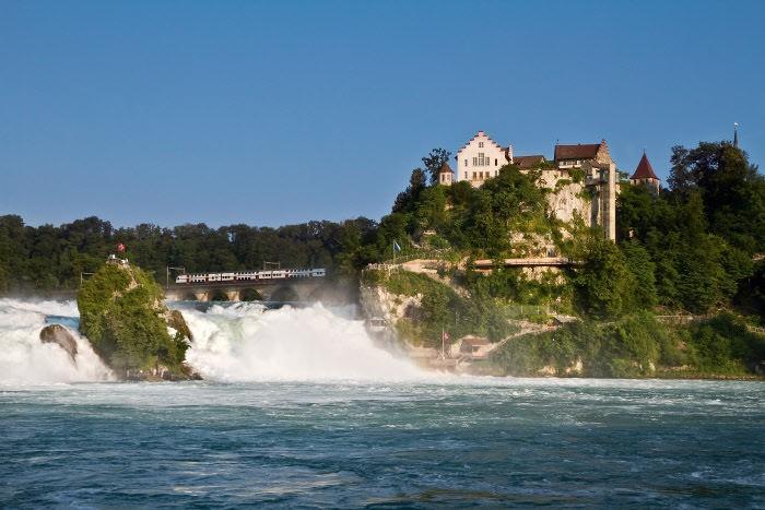 Рейнский водопад весна в Швейцарии