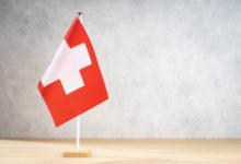 швейцарский флаг на столе