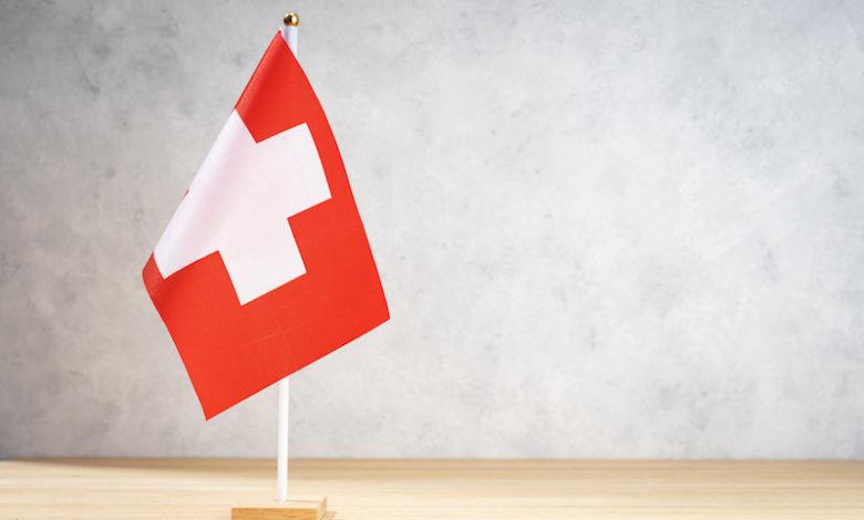 швейцарский флаг на столе
